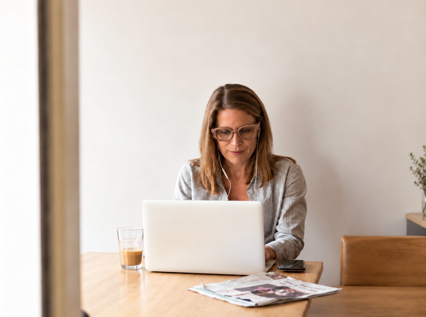 Medewerker met Pro-Frames-bril op de werkvloer